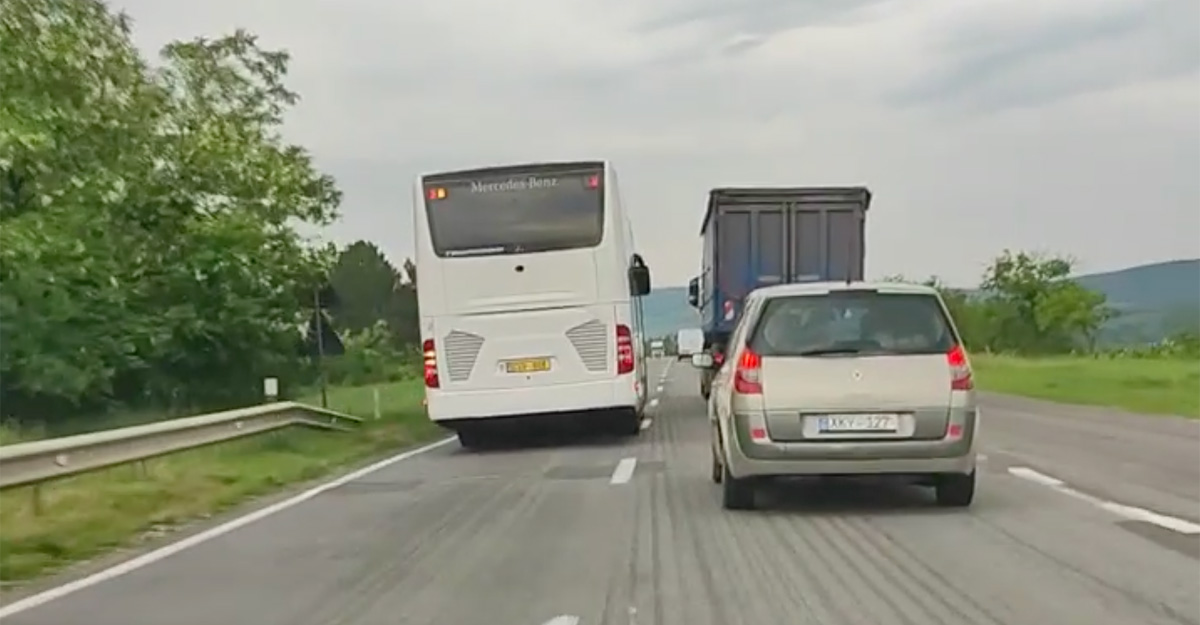 (VIDEO) Autocar de pe ruta Chişinău-Bucureşti, surprins în depăşiri continue, cu un camion venindu-i pe contrasens în întâmpinare