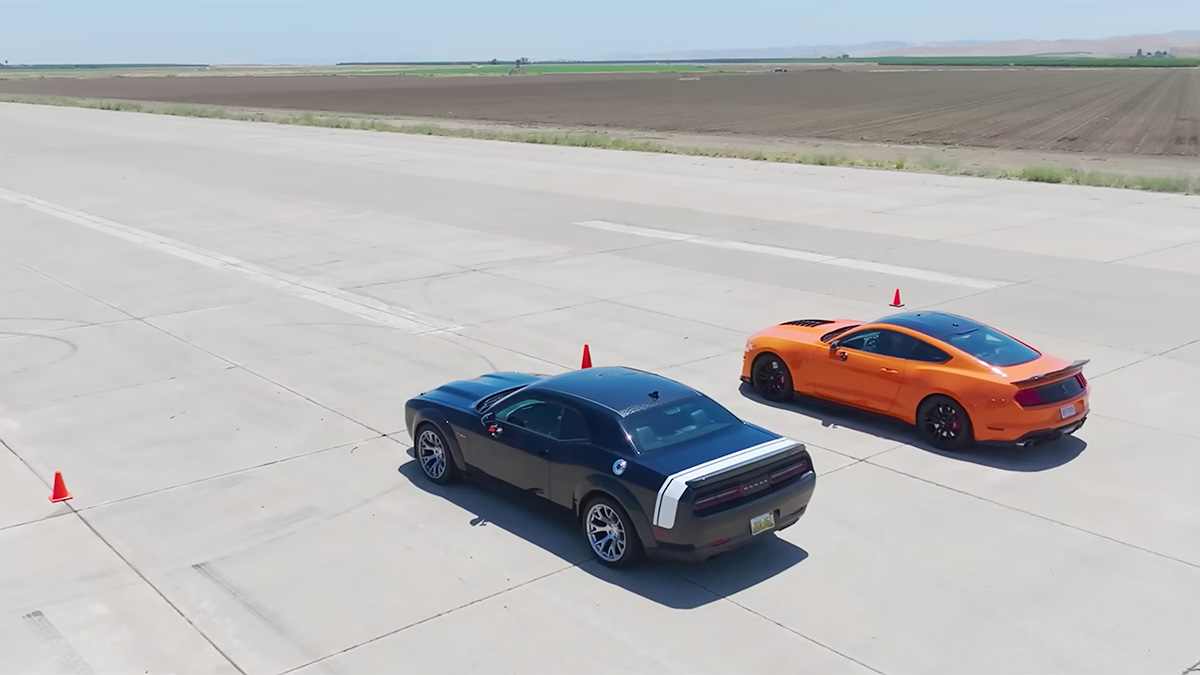 (VIDEO) Două modele legendare americane, Ford Shelby GT500 şi Dodge Challenger Black Ghost, se duelează între ele