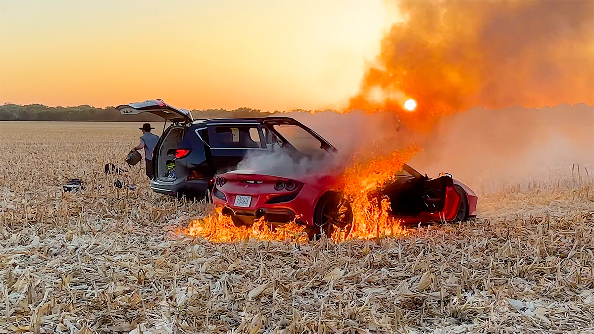 (VIDEO) Unui youtuber din SUA i-a luat foc Ferrari-ul său în timp ce acesta-l conducea printr-o mirişte de porumb