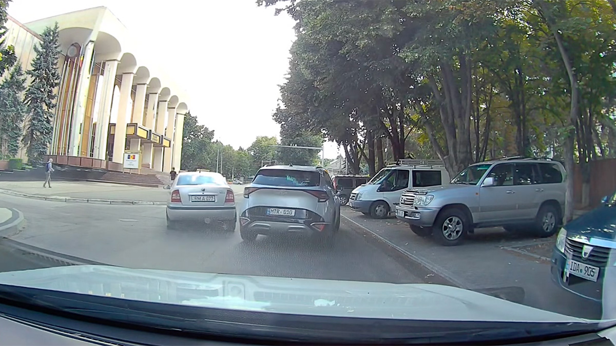 (VIDEO) O Skoda parcată în Chişinău a luat-o la vale, iar toţi încearcă să fugă de ea, până ajunge într-o altă maşină parcată