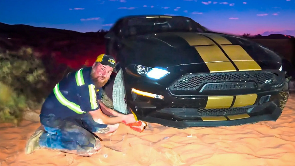 (VIDEO) Deloc surprinzător, ideea unui turist de a merge cu un Ford Mustang închiriat prin deşert n-a sfârşit prea bine