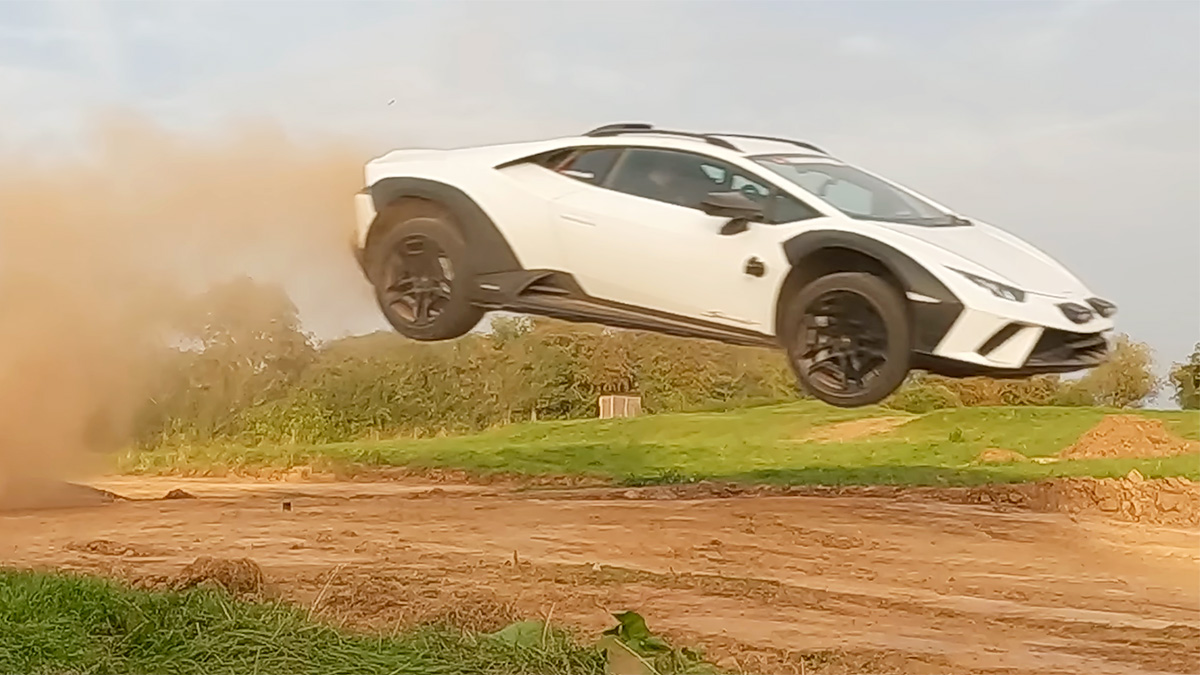(VIDEO) Proprietarul unui Lamborghini Sterrato a făcut un salt pe trambulină cu el, pentru a afla dacă acesta rezistă
