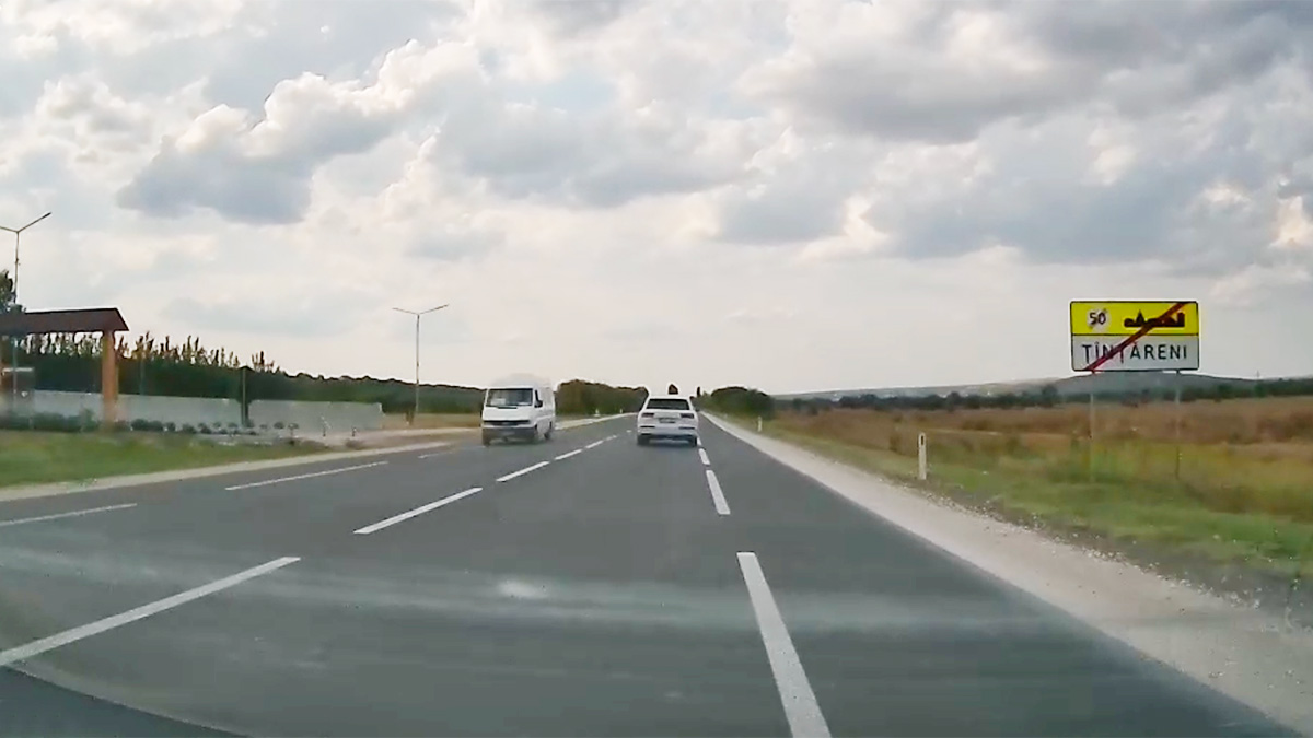 (VIDEO) Un Audi Q7 nu se lasă nicidecum depăşit în Moldova, deşi mergea cu viteză moderată iniţial