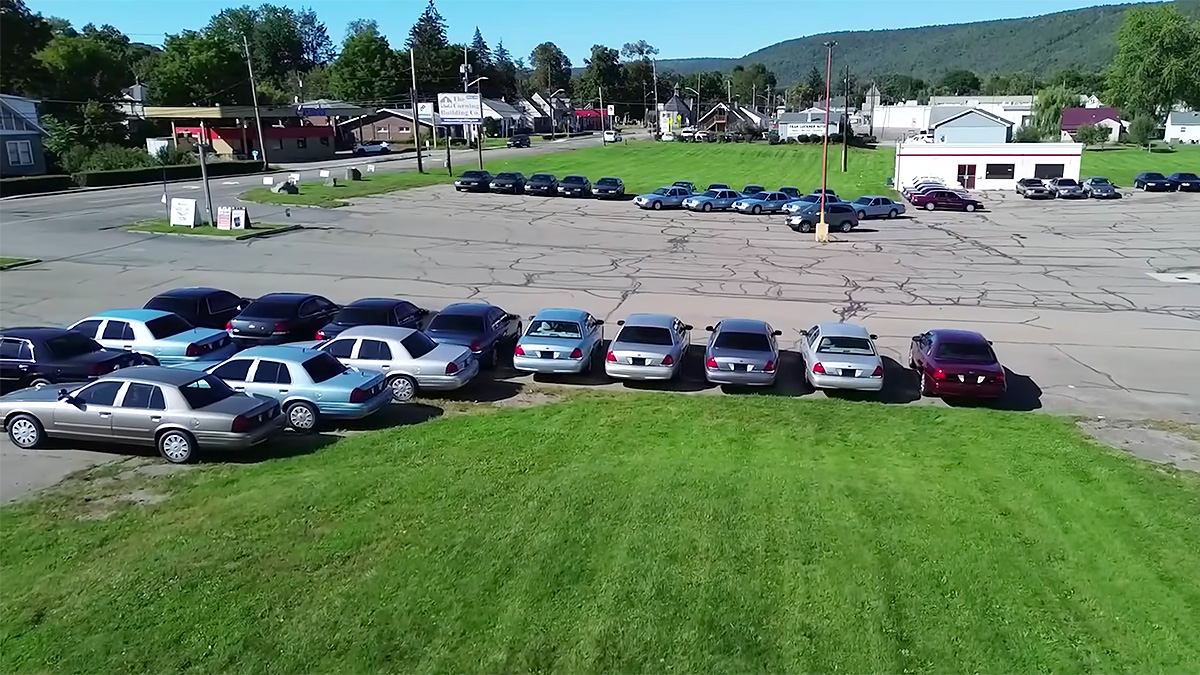 (VIDEO) Un american deţine 85 de automobile în colecţia sa, dar toate sunt de acelaşi model