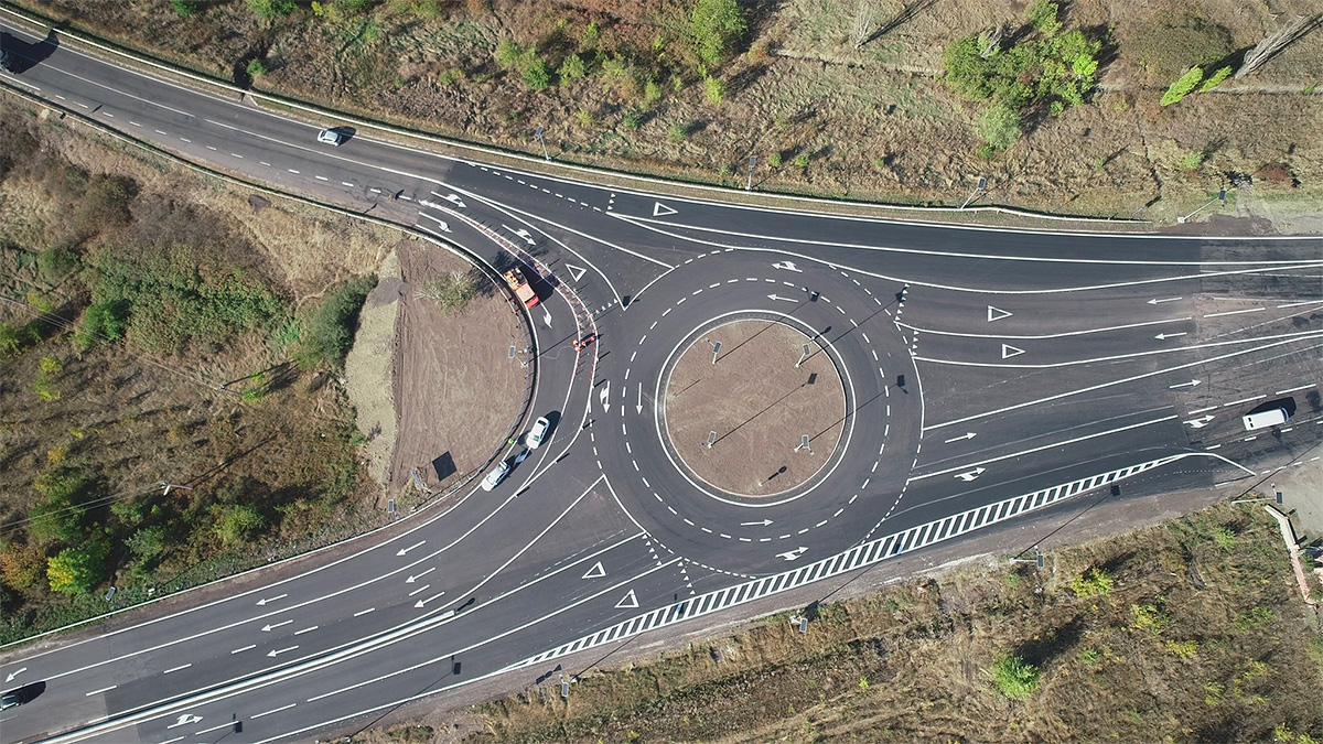 Traseul Leuşeni-Chişinău are un nou sens giratoriu, care ar trebui să sporească siguranţa într-o zonă problematică