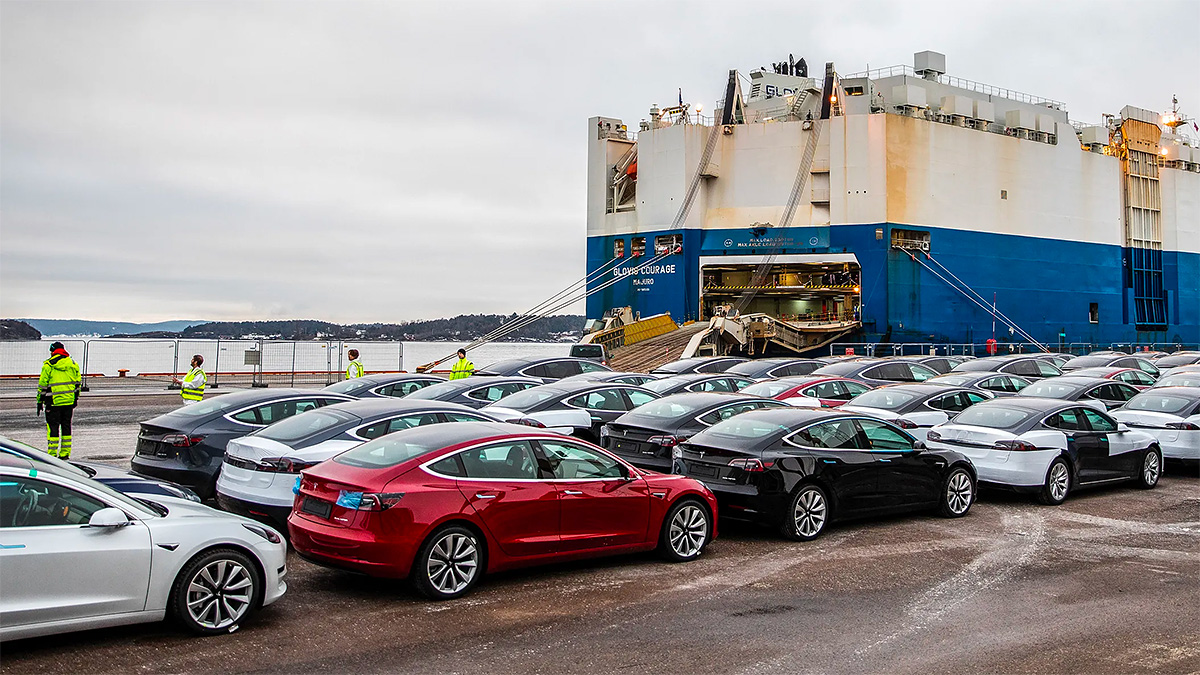 Angajaţii service-urilor Tesla din Suedia au intrat într-una din rarele greve din această ţară, iar cei din porturi spun că nu vor mai descărca automobilele de pe nave