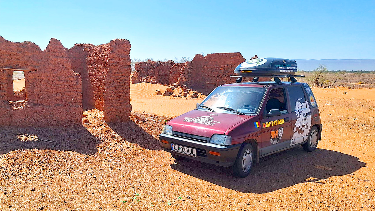 Un tată şi un fiu din România călătoresc 25 mii km cu un Daewoo Tico, pe care l-au cumpărat cu 500 euro, şi tocmai au revenit din Africa cu el