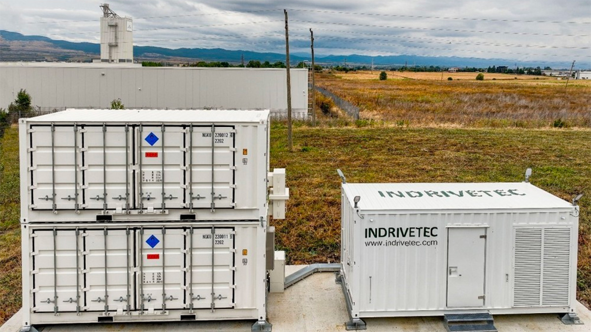 O companie japoneză a instalat în Bulgaria prima centrală de baterii de sodiu-sulf din Europa de Est, care operează la peste 300 grade Celsius