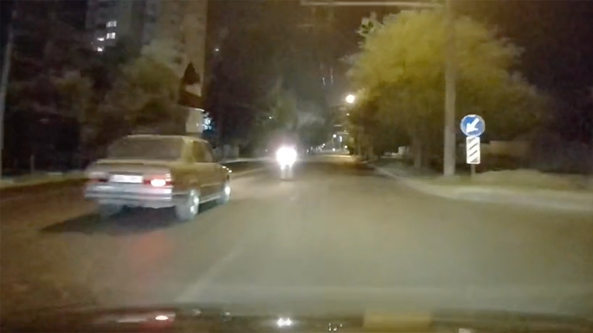 (VIDEO) Un şofer de BMW din Chişinău s-a pomenit cu capota deschisă peste parbriz în toiul încercării sale de a demara în forţă de la un semafor