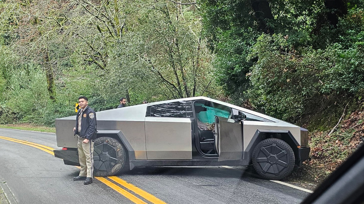 Primul accident cu un Tesla Cybertruck pe un drum public a avut loc în California, cealaltă maşină fiind o Toyota