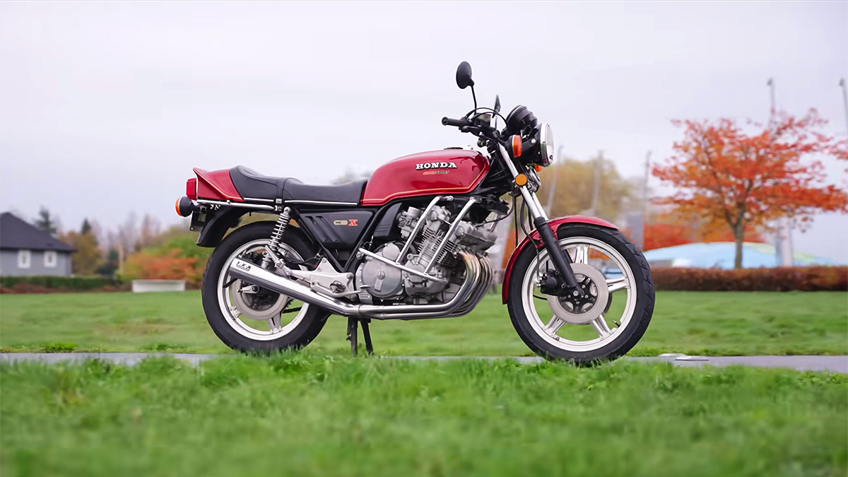 (VIDEO) Cum sună şi cum se conduce legendara Honda CBX, motocicletă cu 6 cilindri de acum 40 de ani