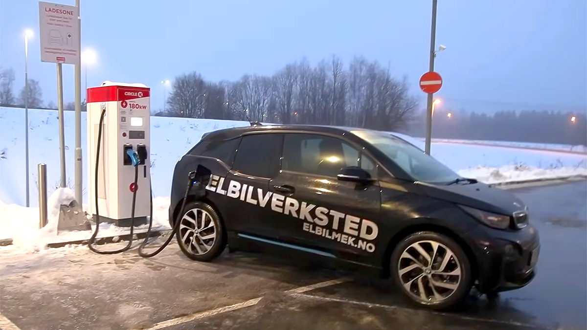 (VIDEO) Un BMW i3 din primii ani, cu baterie de 22 kWh, şi-a încărcat de 12 ori bateriile pentru a parcurge 500 km în ritm rapid în condiţiile de iarnă din Norvegia