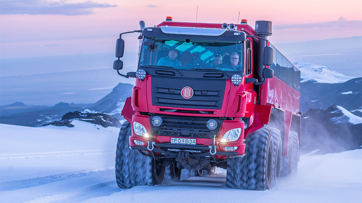 Producătorul ceh Tatra va livra un nou camion 8x8, care va transporta turiştii pe gheţarii din Islanda