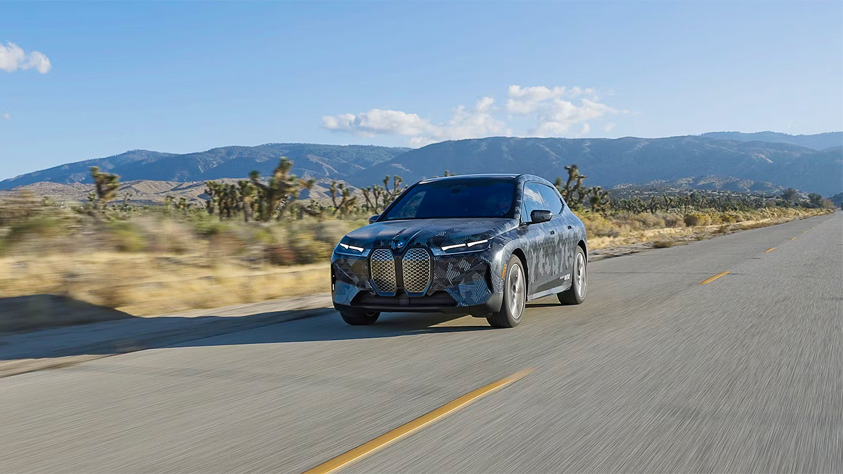 (VIDEO) Un BMW iX a parcurs aproape 1000 km cu o singură încărcare, graţie unei noi baterii, ce combină două tipuri de chimie într-o singură construcţie
