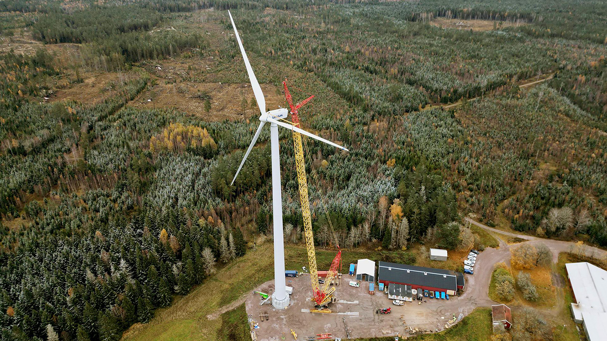 În Suedia a fost instalată cea mai înaltă turbină eoliană din lume cu turn fabricat din lemn