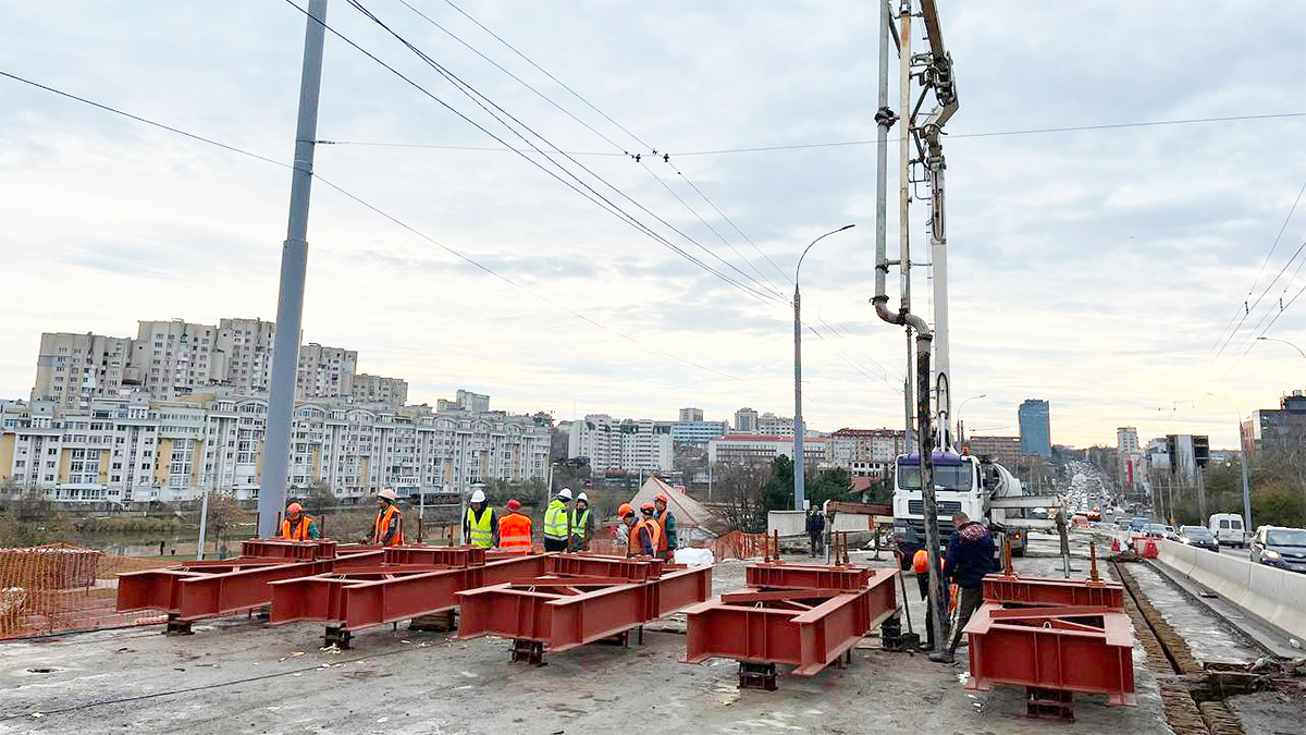 Reparaţia podului Mihai Viteazul din Chişinău e departe de finalizare, iar primăria anunţă că acesta va fi închis încă 7 luni