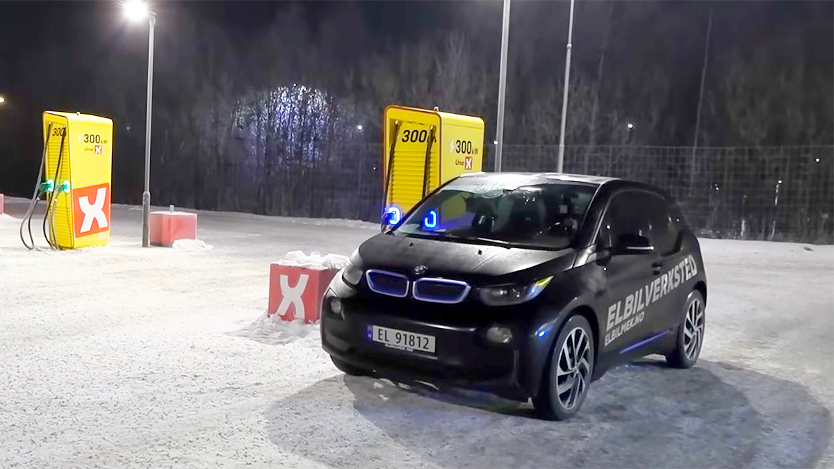 (VIDEO) Norvegianul, care a încărcat de 12 ori bateriile unui BMW i3 pentru a parcurge 500 km, şi-a îmbunătăţit rezultatul cu o încercare repetată, oprind de 9 ori