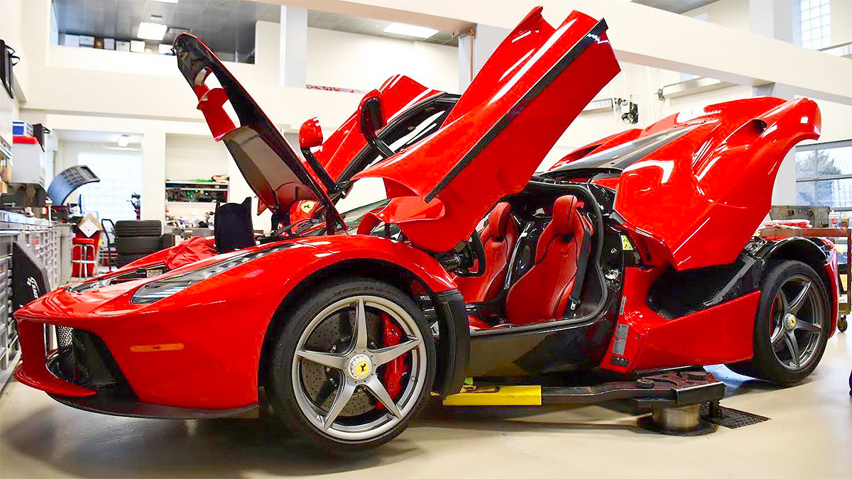 Cât de scumpă poate fi reparaţia unui Ferrari: monococul din fibră de carbon pentru LaFerrari costă peste 1 milion de dolari