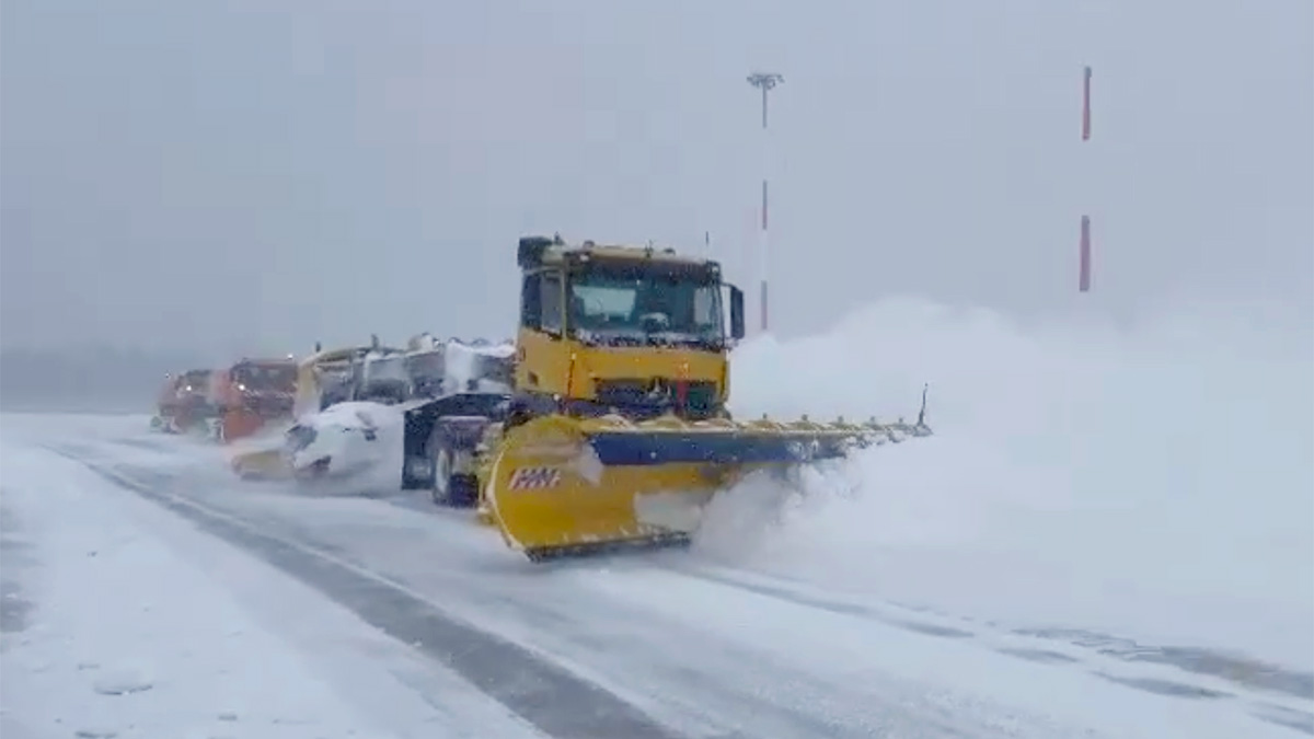 (VIDEO) Noile utilaje norvegiene, cumpărate recent de aeroportul Chişinău, şi-au arătat utilitatea în ninsorile de acum
