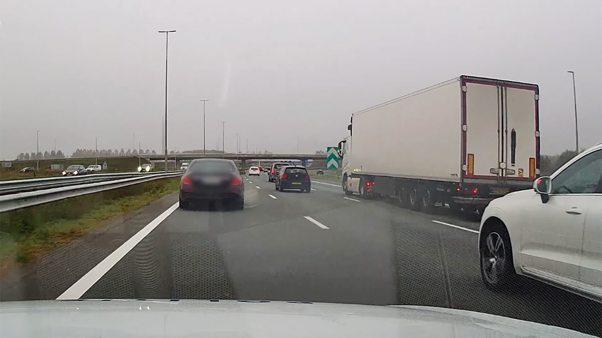(VIDEO) O urmărire a unui Mercedes AMG de către poliţia olandeză la bordul unui Audi, la viteze de peste 250 km/h, a lăsat fugarul să scape de două ori în aceeaşi zi
