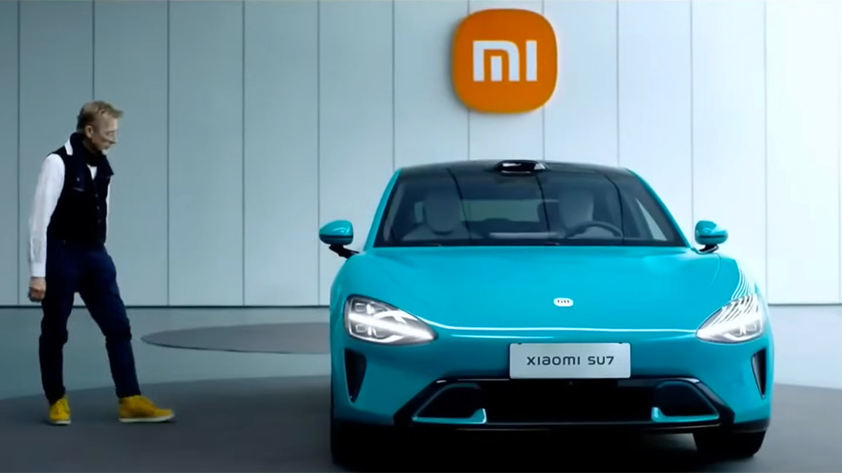 (VIDEO) Fostul designer BMW Chris Bangle şi-a dat aprecierile pentru modelul chinezesc Xiaomi SU7 şi l-a şi condus