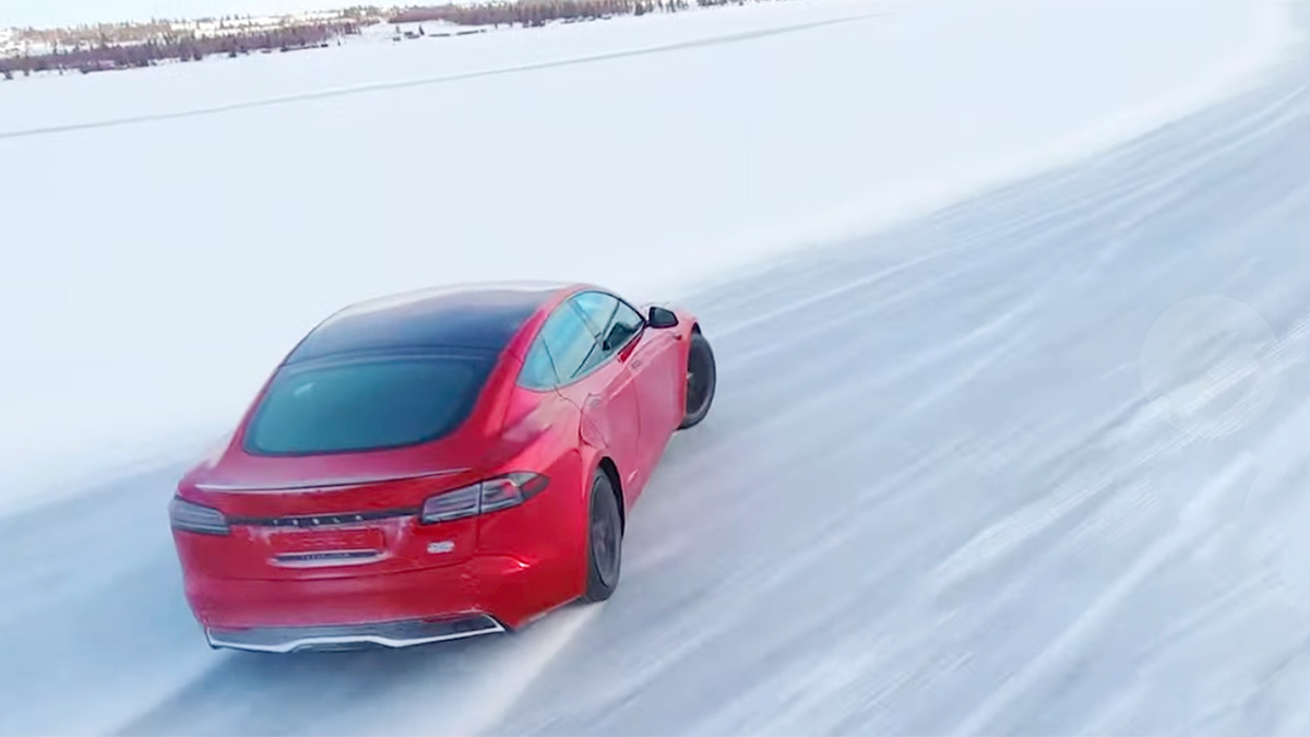 (VIDEO) Ce poate face o Tesla Model S Plaid Track Pack pe un lac îngheţat în Norvegia