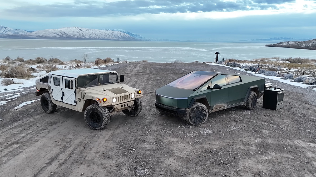 (VIDEO) Un youtuber compară noul Tesla Cybertruck cu un Humvee electric meşterit de el acasă