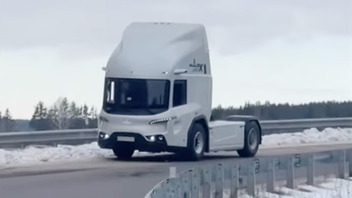 (VIDEO) Producătorul belarus MAZ a creat un camion propulsat de electromotoare, dar cu generator diesel şi autonomie de 3.000 km