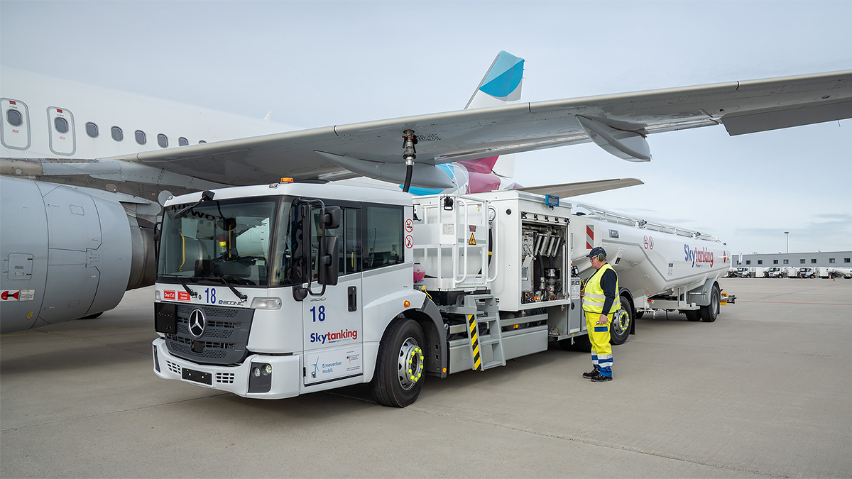 Aeroportul din Stuttgart va folosi un camion electric Mercedes cu cisternă pentru a alimenta avioanele