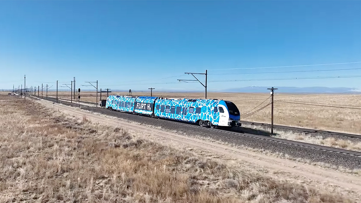 Un tren propulsat cu hidrogen, creat de inginerii elveţieni, a marcat recordul mondial de autonomie cu un singur plin, însă nu a făcut-o în Elveţia, ci în SUA