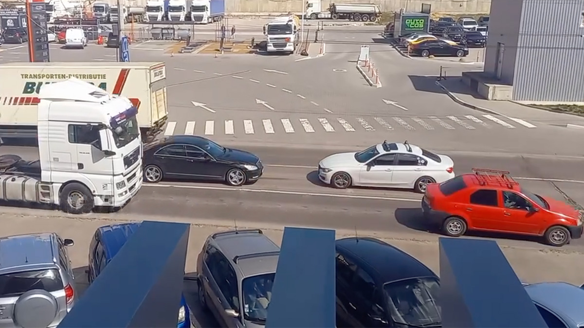 (VIDEO) Şoferul unui BMW îi dă lecţii de condus corect în trafic şoferului unui Mercedes şi apoi unui Land Rover în Chişinău