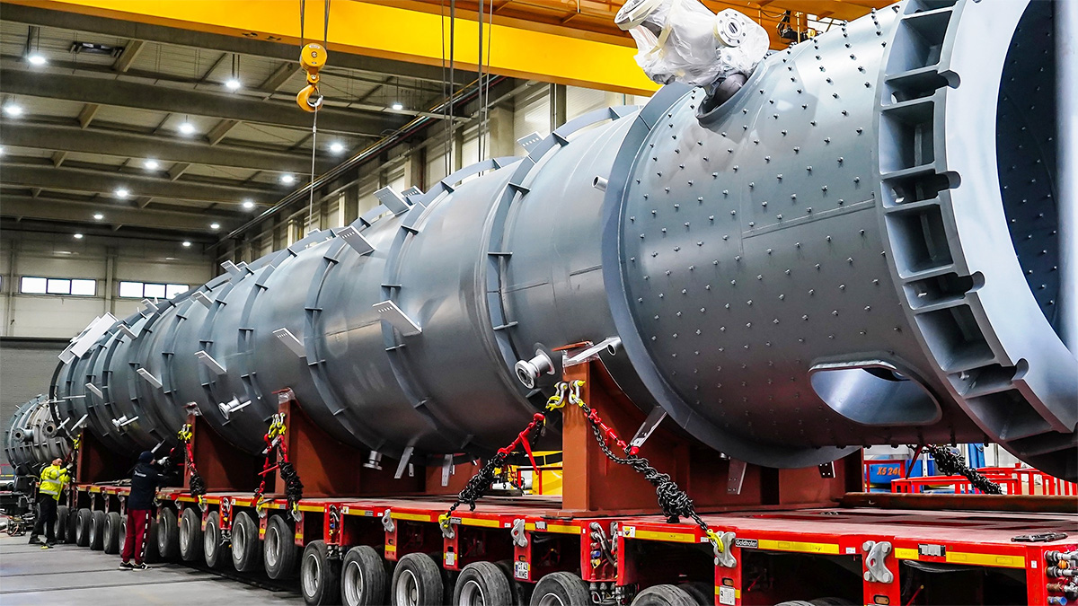 Două reactoare HDV imense, de 200 tone greutate fiecare, au fost fabricate în premieră de industria din România pentru o rafinărie