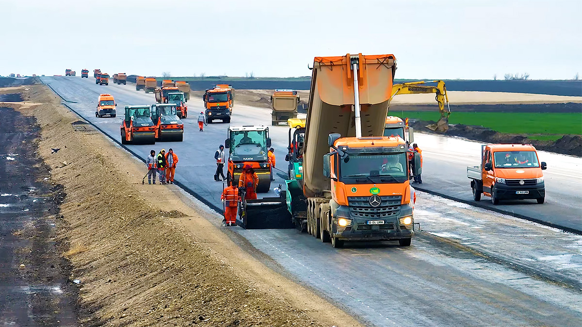 (VIDEO) Cum arată construcţia la autostrada A7 din România, pe segmentul între Buzău şi Focşani, cu sute de camioane, utilaje şi muncitori care lucrează la ea