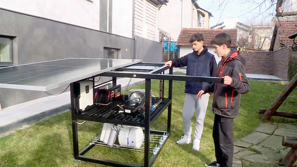 (VIDEO) Doi tineri din Moldova au inventat un dispozitiv autonom de generare a apei potabile şi pentru irigarea în agricultură