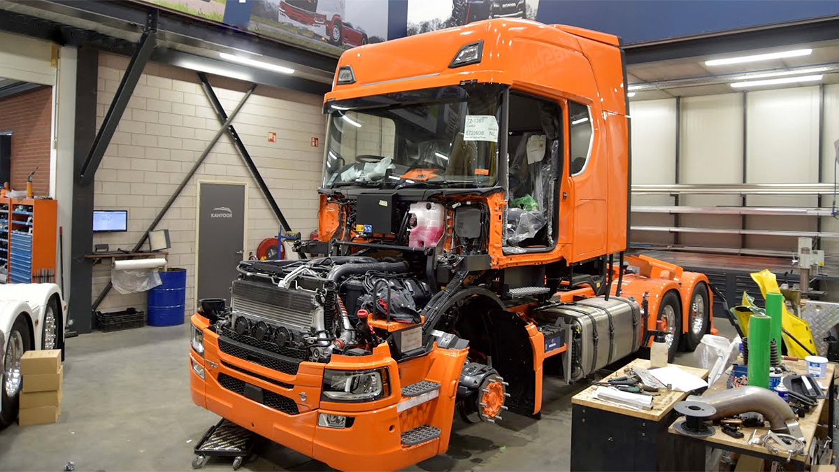(VIDEO) Cum are loc transformarea unui camion Scania cu cabină obişnuită într-unul cu capotă