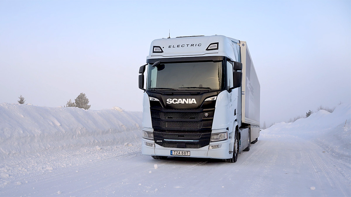 (VIDEO) Cum e să conduci un camion electric Scania la -23 grade Celsius pe distanţe lungi în Norvegia şi Suedia