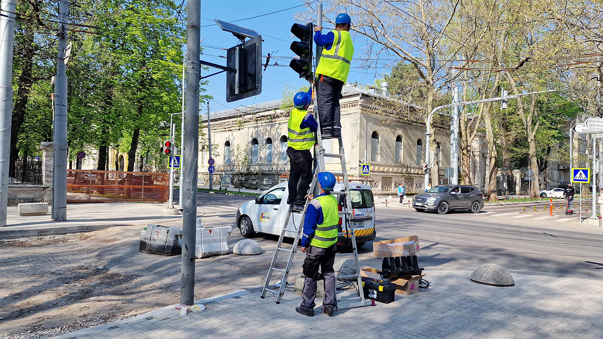 Pistele de biciclete din centrul Chişinăului au acum semafoare dedicate bicicliştilor, pentru a minimiza o parte din situaţiile de risc