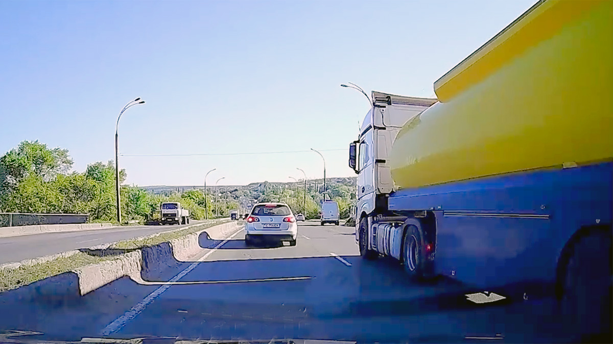 (VIDEO) O virare la dreapta de pe a 3-a bandă, în faţa unui camion în Chişinău, ar trebui să servească drept lecţie elementară de şcoală auto