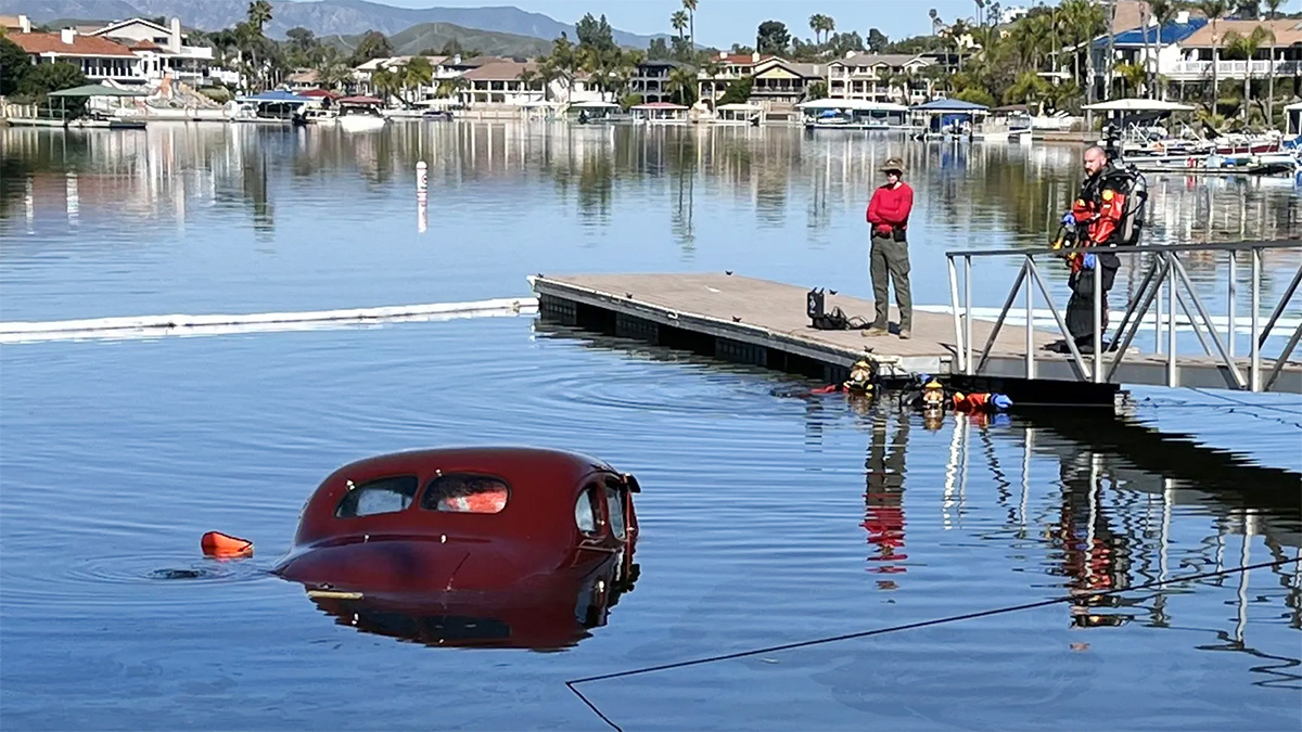 O maşină de colecţie a ajuns într-un lac din SUA în timp ce proprietarul îi făcea poze, la scurt timp după ce o restaurase