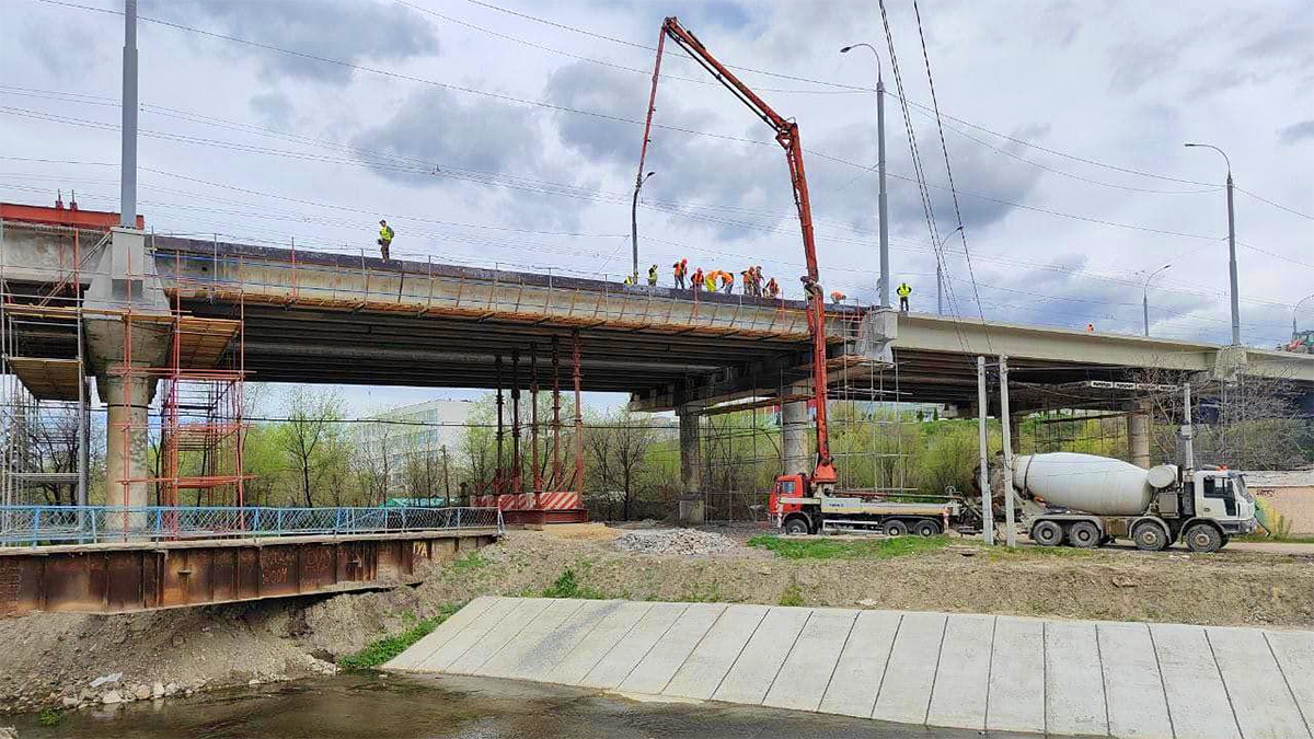 Se fac lucrări de betonare la podul de la Mihai Viteazul din Chişinău, în încercarea de a recupera din întârzierile de până acum