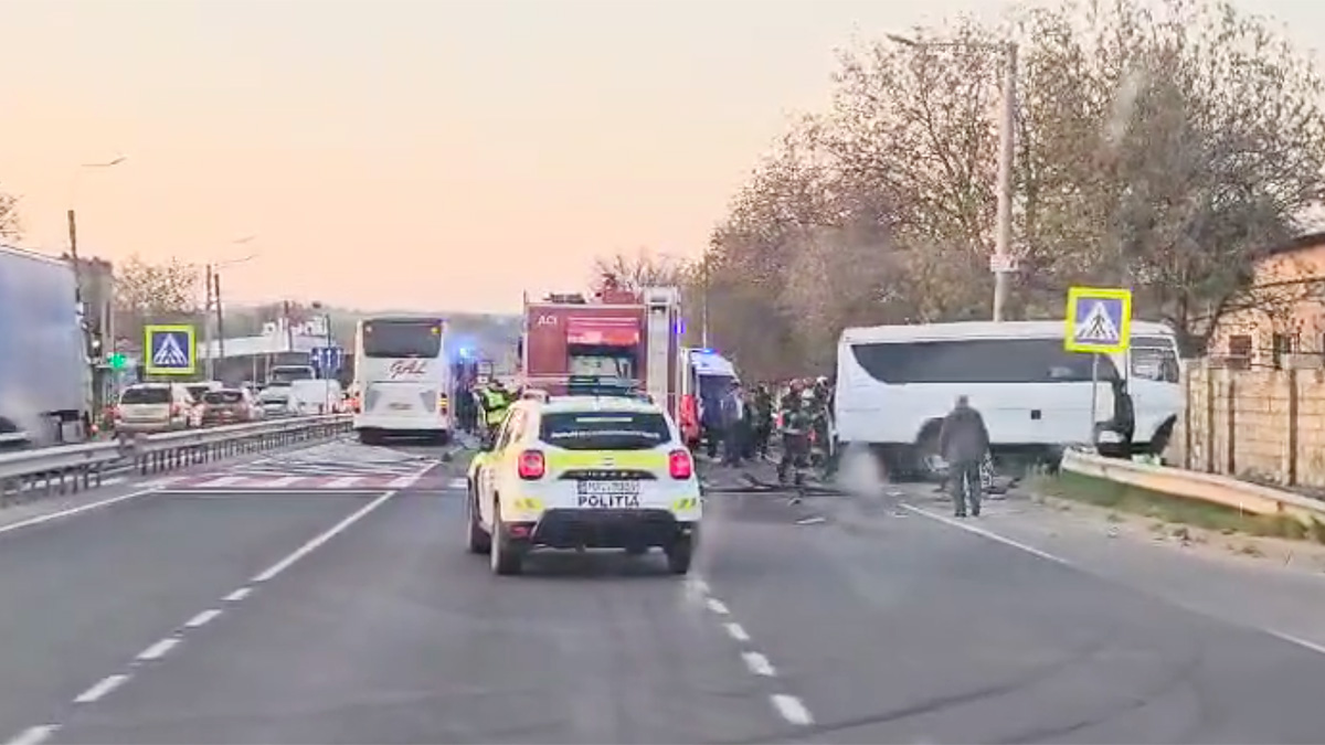 Şaisprezece oameni au fost preluaţi de ambulanţe azi dimineaţă după accident produs în Măgdăceşti, lângă Chişinău, între un camion şi un microbuz
