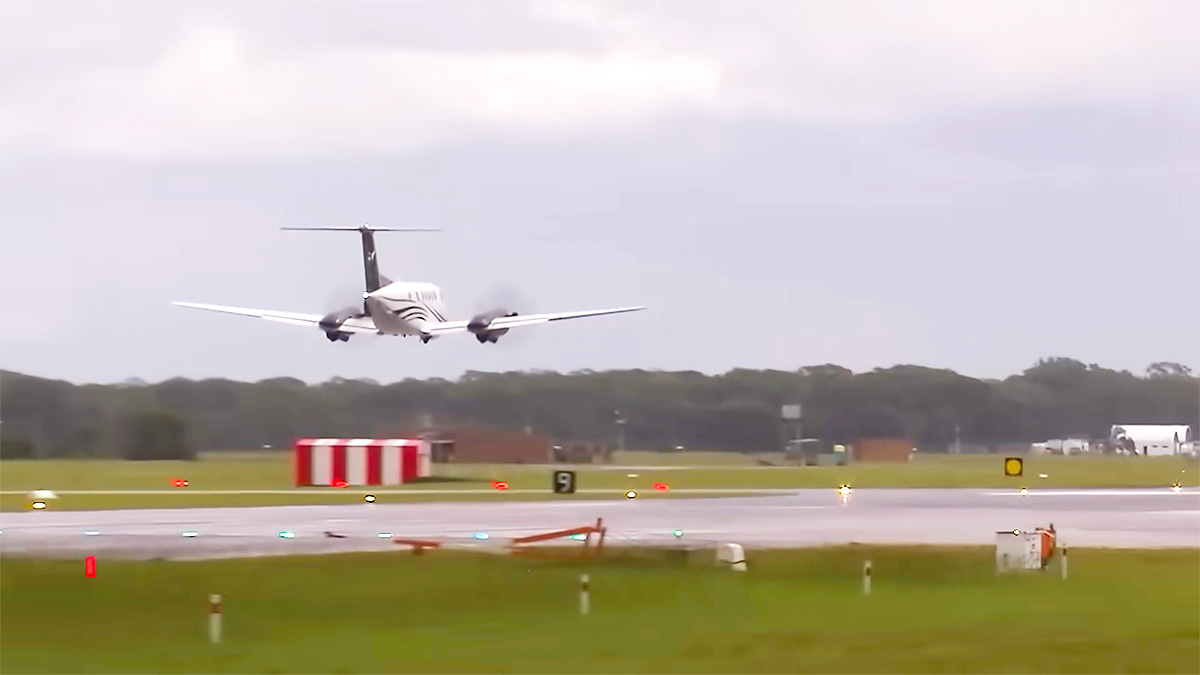 (VIDEO) Un pilot în vârstă de 60 de ani a aterizat cu iscusinţă, ca la carte, un avion fără tren de rulare în Australia