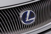 Lexus tinteste BMW Seria 1 si Audi A3