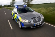 Politia engleza fugareste infractorii cu Jaguar XF