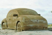 Volkswagen Beetle imens sculptat in nisip