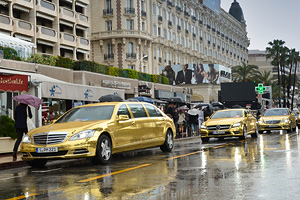 Mercedes-uri aurite pentru vedetele de la Cannes