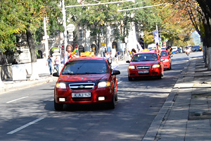 Ce se întâmplă în Chişinău? Maşini roşii circulă în coloană în tot oraşul?