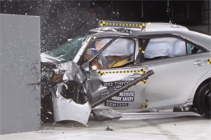 O nouă serie de teste de siguranţă dure IIHS: sedanurile la preţ moderat se arată mai sigure decât cele premium