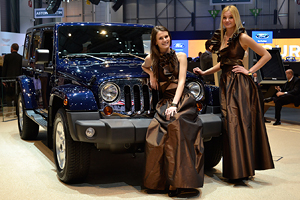 Standul Jeep de la Geneva, dominat de aventură şi şarm feminin