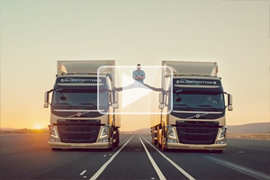 Van Damme face şpagatul între două camioane Volvo aflate în mişcare sincronizată